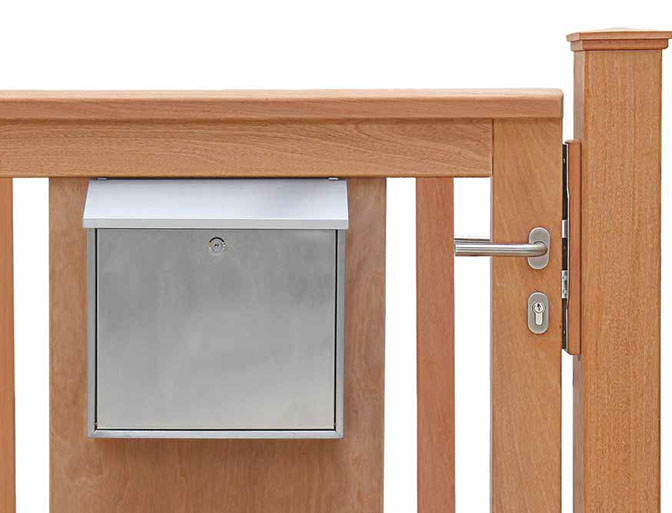 Gartentor mit integrietrtem Edelstahl-Briefkasten - Mahagoni Holztor - Nirosta-Briefkasten.