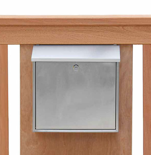 Gartentor mit integrietrtem Edelstahl-Briefkasten - Mahagoni Holztor - Nirosta-Briefkasten.