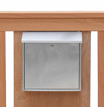 Gartentor mit integrietrtem Edelstahl-Briefkasten - Mahagoni Holztor - Nirosta-Briefkasten.