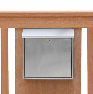 Gartentor mit integrietrtem Edelstahl-Briefkasten - Mahagoni Holztor - Nirosta-Briefkasten.