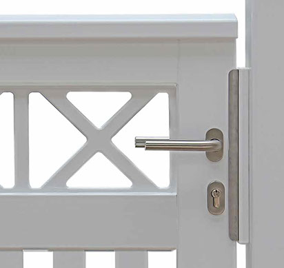 Weiße Holzgartenpforte Mahagoni Hartholz weiß endlackiert (4 Jahre Farbgarantie) - Einsteckschloss, Griffe und Schließzylinder aus V2A-Edelstahl