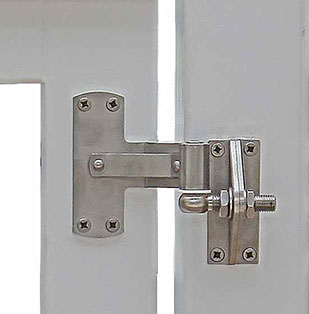 Weißes Friesentor - Holzgartentor Mahagoni mit 4 Wege Ladenband / Torbeschlag aus Edelstahl.